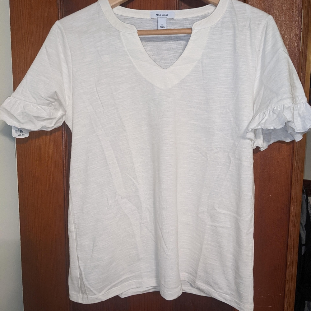 NWT Nine West short-sleeved v-neck ruffle shirt